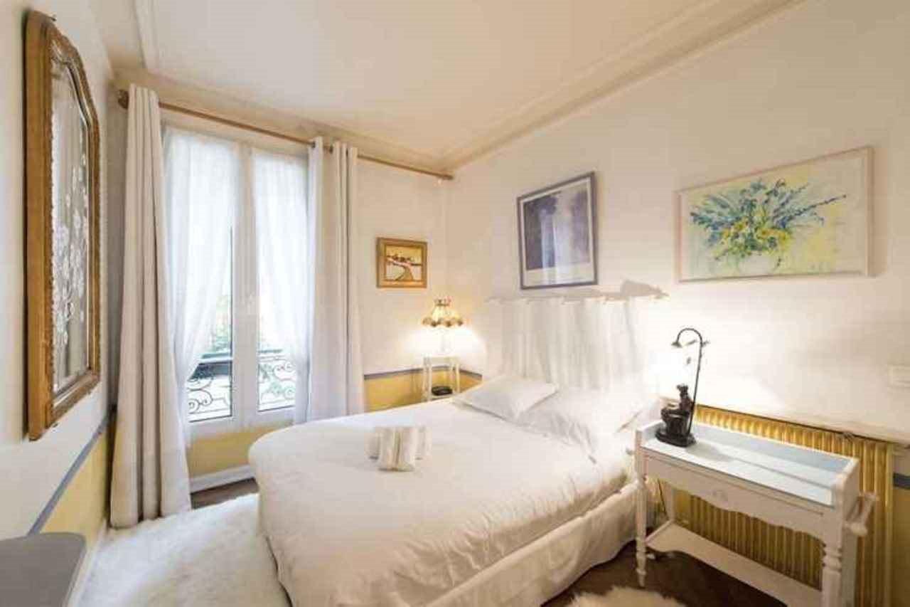 Colorful In Pigalle Apartment Paris